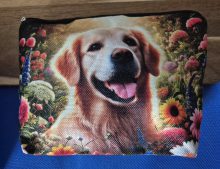 Sminkväska med hundtryck Golden retriever blomsteräng
