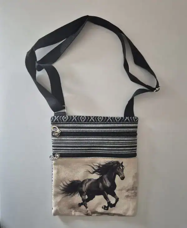 Crossbody väska med hästmotiv